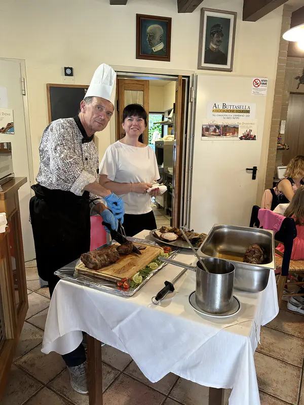 Agrichef dell'Agriturismo Al Buttasella che taglia la carne a Lavariano di Mortegliano (UD).