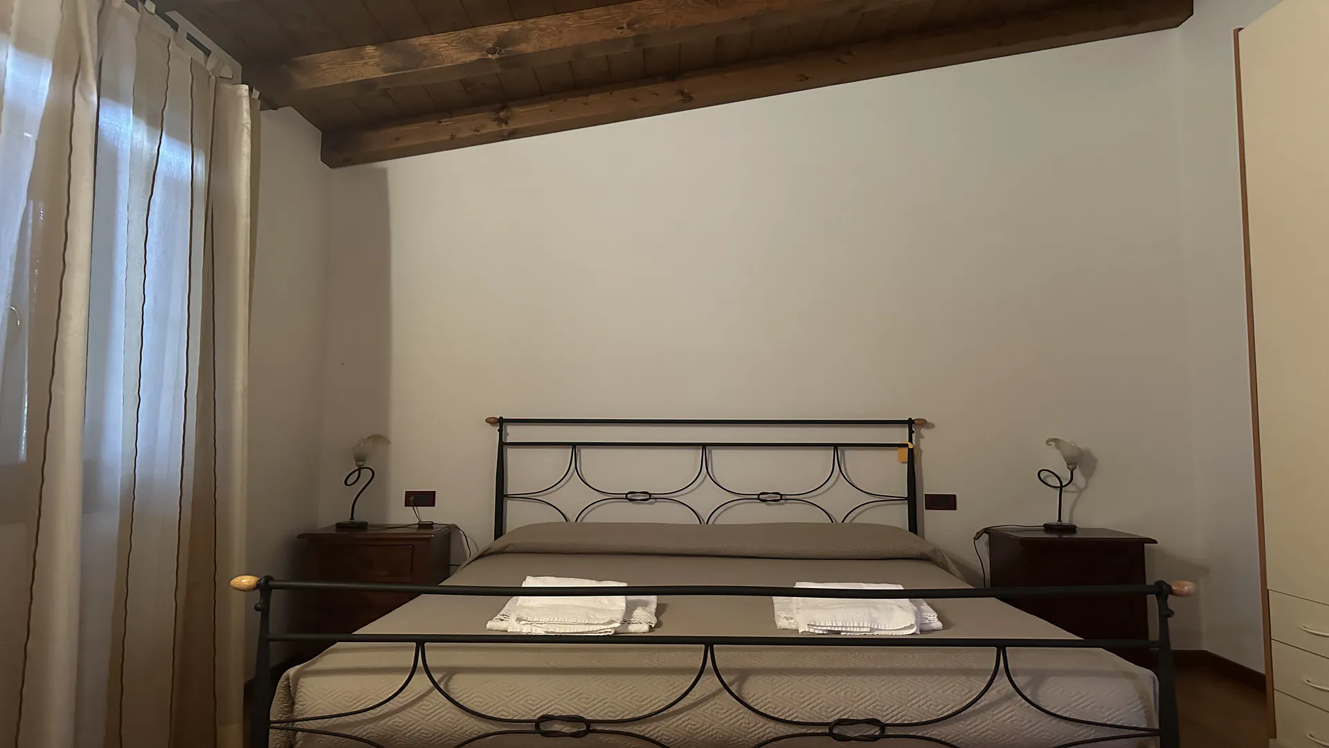 Copertina dell'appartamento con letto matrimoniale presso l'agriturismo Al Buttasella a Lavariano di Mortegliano (UD).