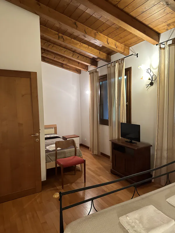 Prima camera dell'appartamento con televisione presso l'Agriturismo Al Buttasella a Lavariano di Mortegliano (UD).