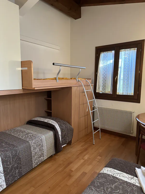 Seconda camera dell'appartamento con due letti singoli presso l'Agriturismo Al Buttasella a Lavariano di Mortegliano (UD).