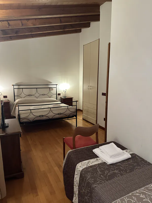 Prima camera dell'appartamento con letto aggiunto presso l'Agriturismo Al Buttasella a Lavariano di Mortegliano (UD).