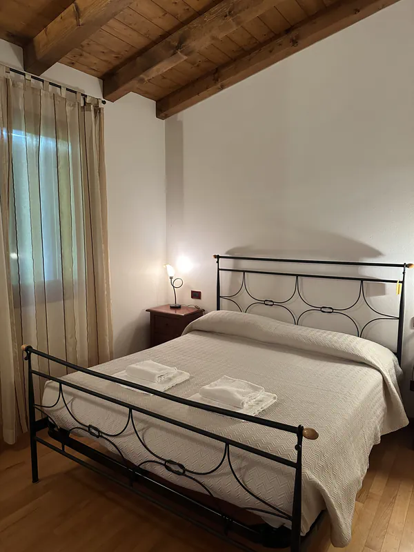 Prima camera dell'appartamento con letto matrimoniale presso l'agriturismo Al Buttasella a Lavariano di Mortegliano (UD).