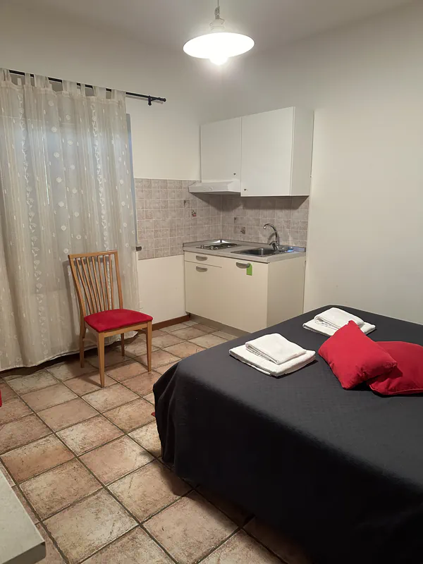 Camera classica con angolo cottura presso l'Agriturismo Al Buttasella a Lavariano di Mortegliano (UD).