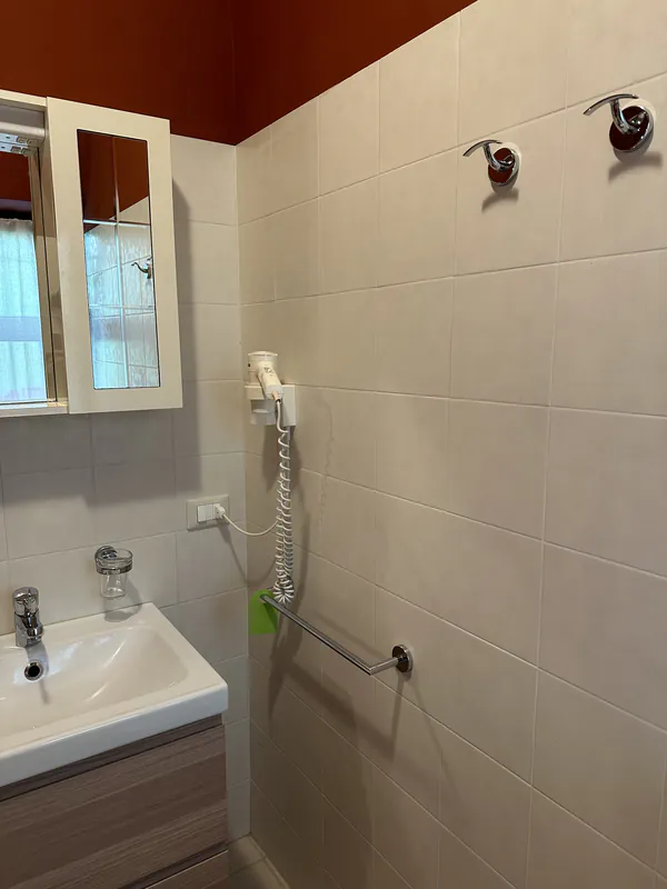 Bagno della camera classica con asciugacapelli presso l'Agriturismo Al Buttasella a Lavariano di Mortegliano (UD).