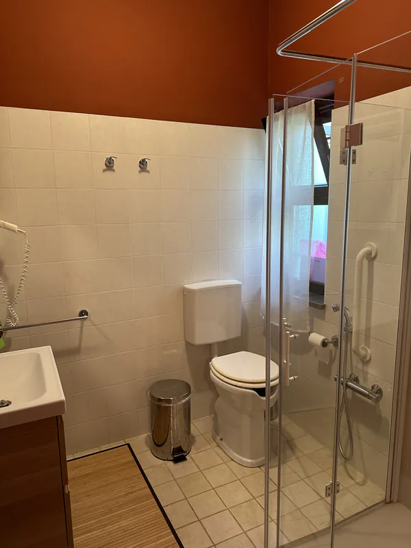 Bagno della camera classica con doccia presso l'Agriturismo Al Buttasella a Lavariano di Mortegliano (UD).