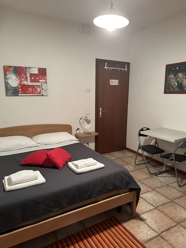 Camera classica con letto matrimoniale presso l'agriturismo Al Buttasella a Lavariano di Mortegliano (UD).