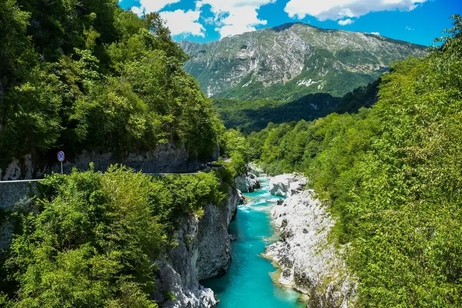 Fiume limpido di Caporetto in Slovenia a pochi chilometri dall'Agriturismo Al Buttasella.