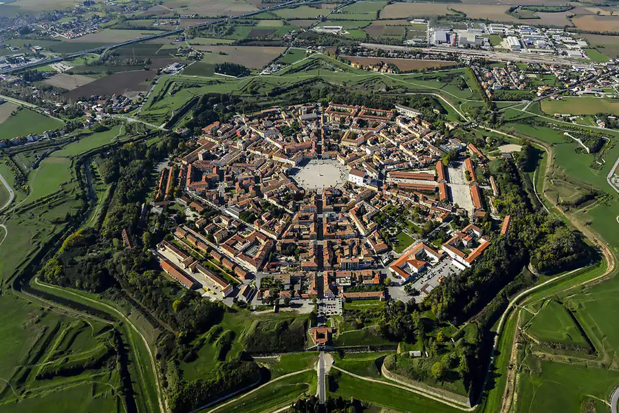 La città stellata a nove punte di Palmanova a pochi chilometri dall'Agriturismo Al Buttasella.
