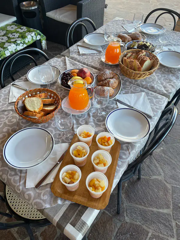 Colazione tradizionale dell'Agriturismo Al Buttasella con frutta fresca e brioche a Lavariano di Mortegliano (UD).