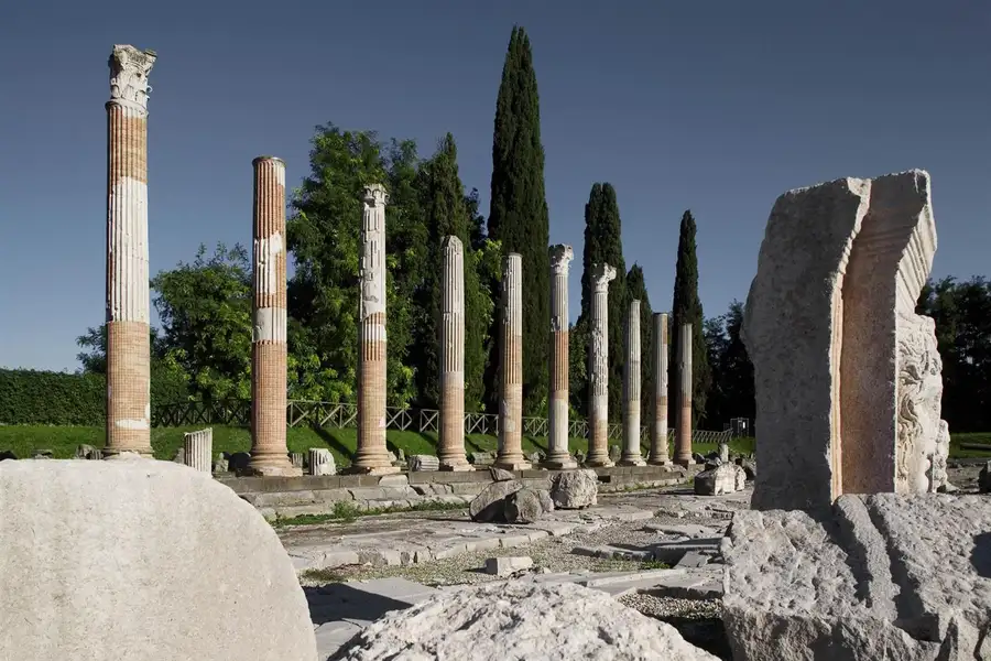 Colonne del foro romano di Aquileia a pochi chilometri dall'Agriturismo Al Buttasella.