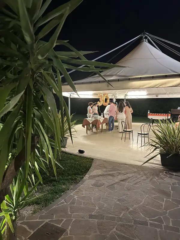 Compleanno serale dell'Agriturismo Al Buttasella con vista sul gazebo principale a Lavariano di Mortegliano (UD).