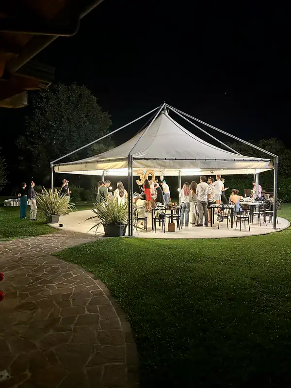 Compleanno serale dell'Agriturismo Al Buttasella con vista sul gazebo principale a Lavariano di Mortegliano (UD).