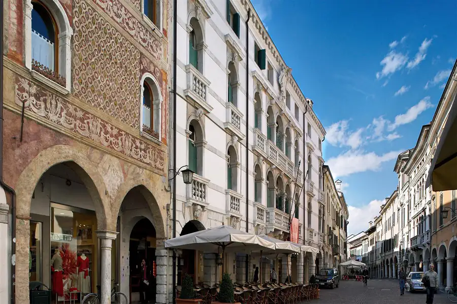Corso Vittorio Emanuele II di Pordenone a pochi chilometri dall'Agriturismo Al Buttasella.