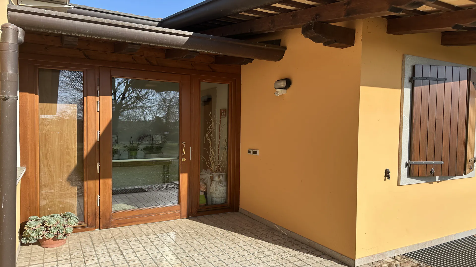 Copertina della pagina soggiornare: dormire in agriturismo Al Buttasella a Lavariano di Mortegliano (UD).