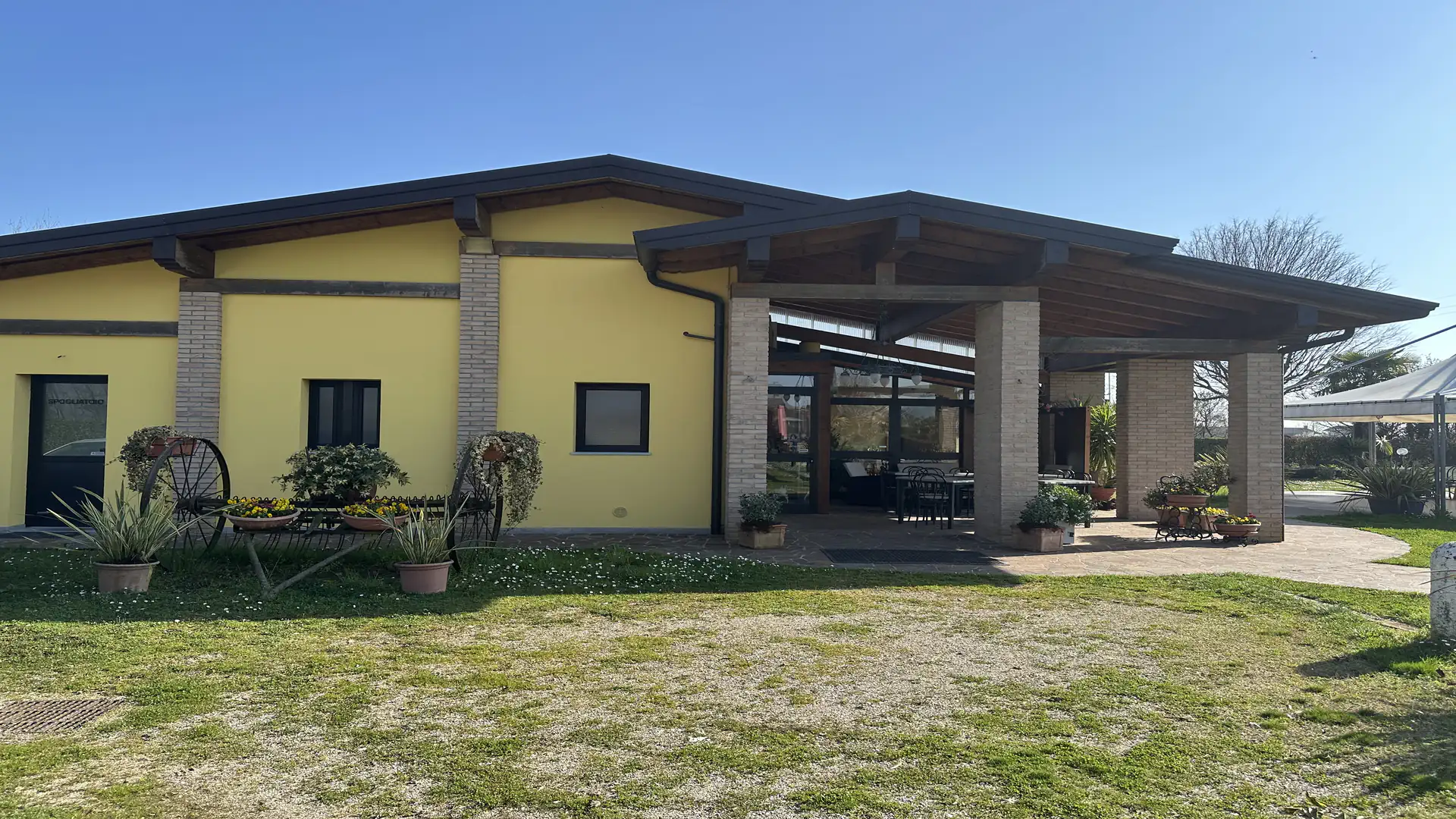 Struttura principale dell'Agriturismo Al Buttasella con ampio giardino immerso nel verde a Lavariano di Mortegliano (UD).