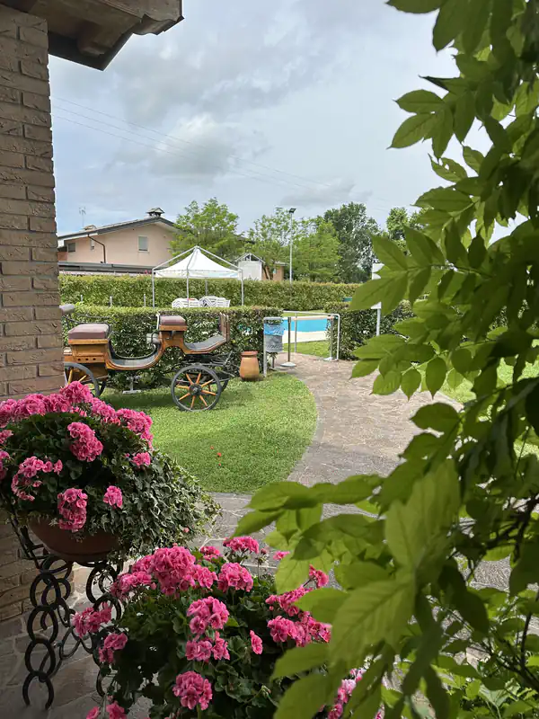 Giardino dell'Agriturismo Al Buttasella con fiori rosa a Lavariano di Mortegliano (UD).