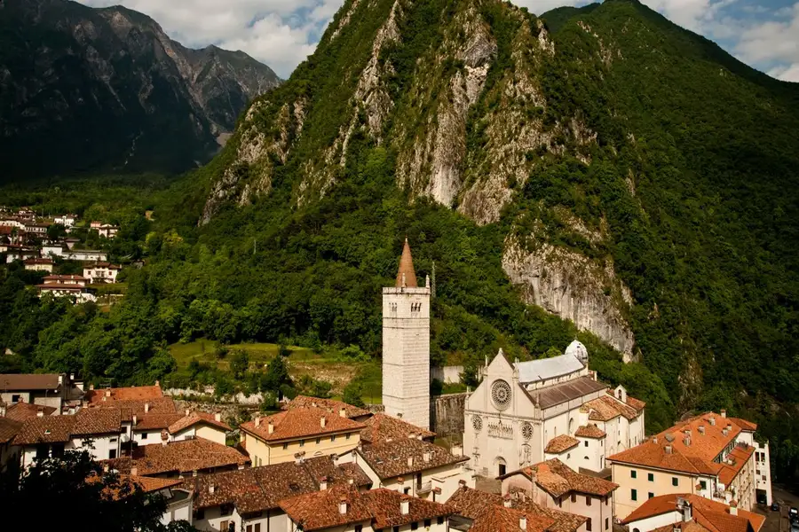 Paese di Gemona con campanile e chiesa storica a pochi chilometri dall'Agriturismo Al Buttasella.