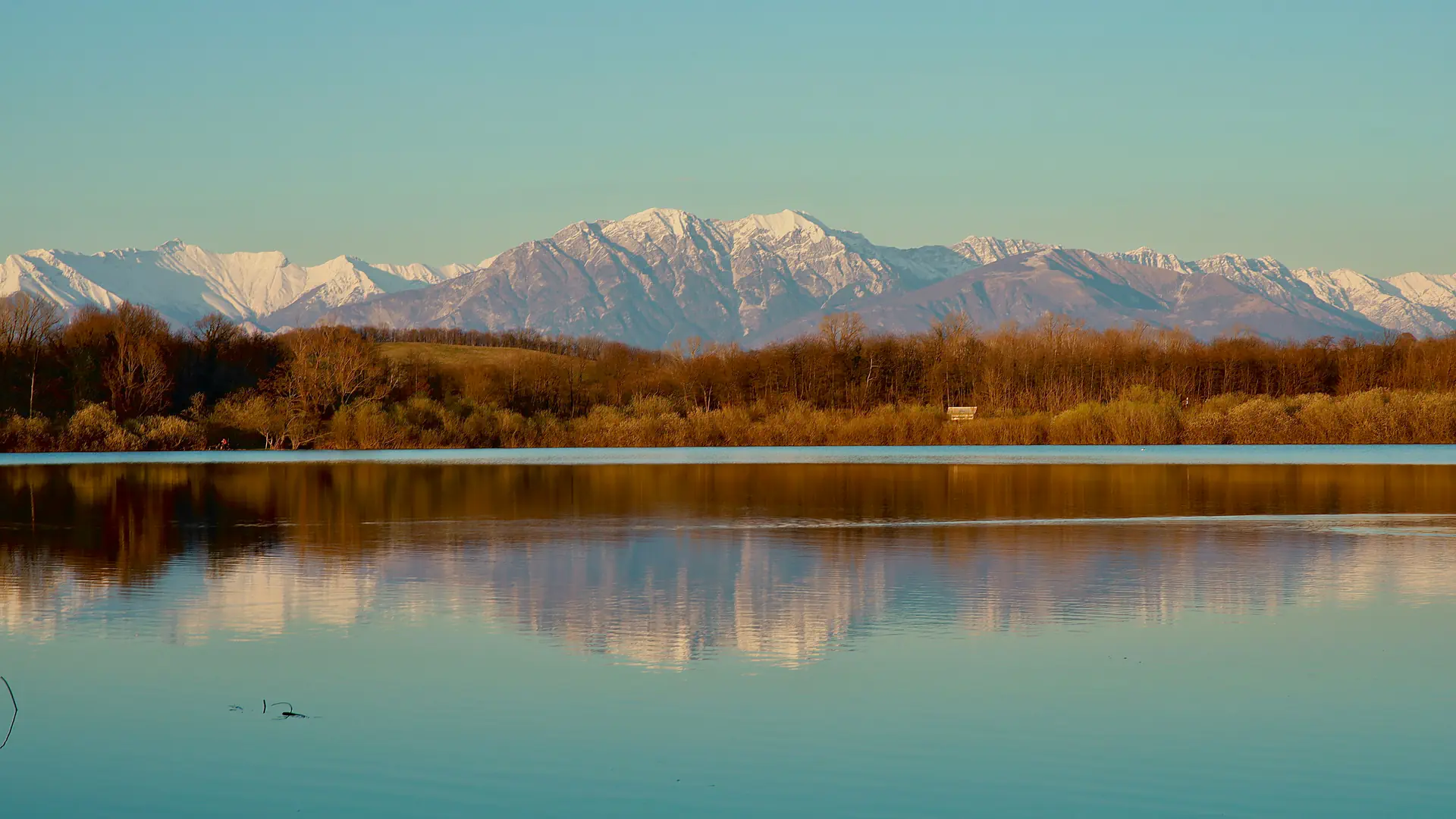 Lago con vista sulle montagne in Friuli-Venezia Giulia a pochi chilometri dall'Agriturismo Al Buttasella.