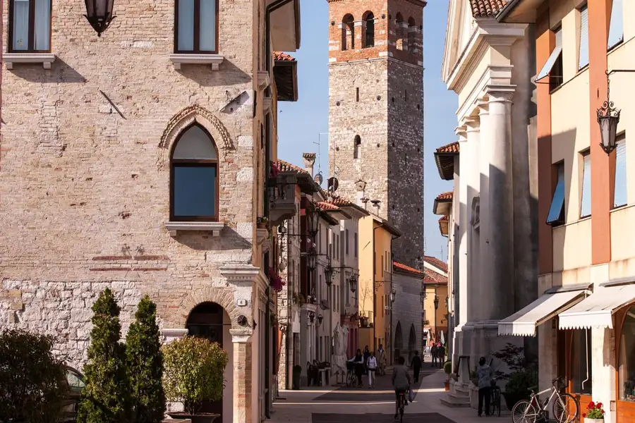 Città di Marano Lagunare con vie pedonali e ciclabili a pochi chilometri dall'Agriturismo Al Buttasella.