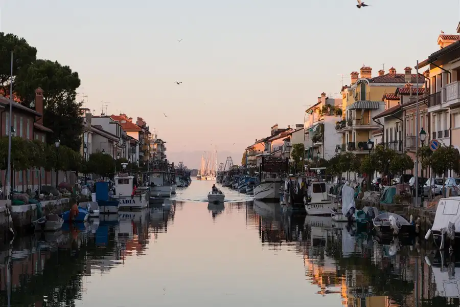 Città di Grado con vista sul mare a pochi chilometri dall'Agriturismo Al Buttasella.