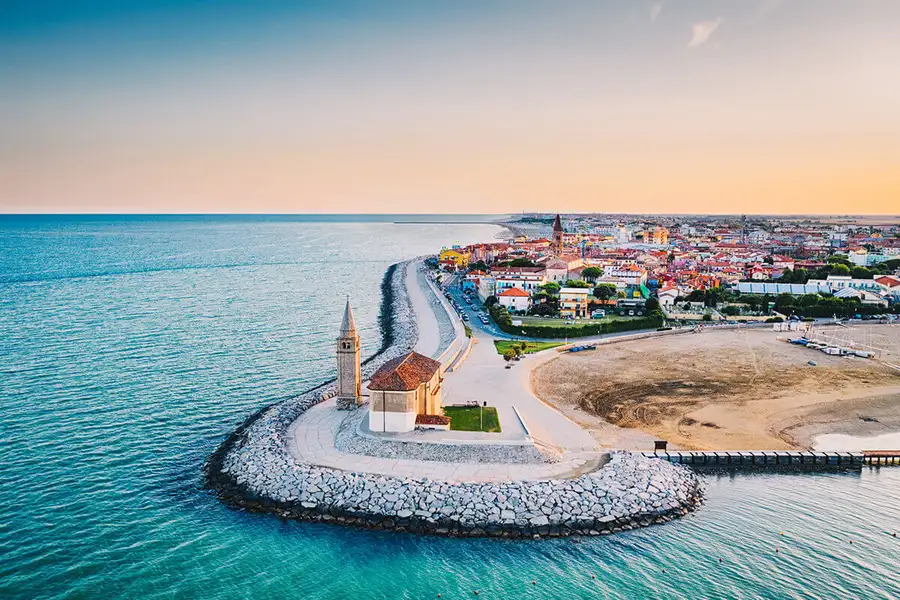 Città di Caorle circondata dal mare a pochi chilometri dall'Agriturismo Al Buttasella.