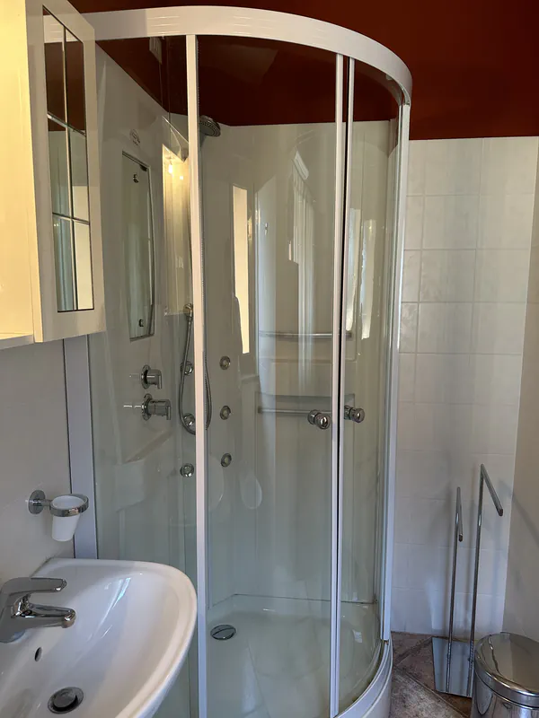 Bagno del mini appartamento con doccia idromassaggio presso l'Agriturismo Al Buttasella a Lavariano di Mortegliano (UD).