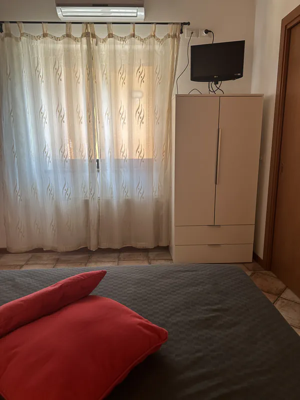 Camera matrimoniale del mini appartamento con televisione presso l'Agriturismo Al Buttasella a Lavariano di Mortegliano (UD).