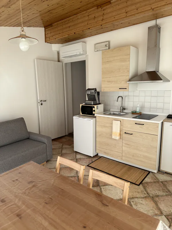 Soggiorno del mini appartamento con cucina presso l'Agriturismo Al Buttasella a Lavariano di Mortegliano (UD).