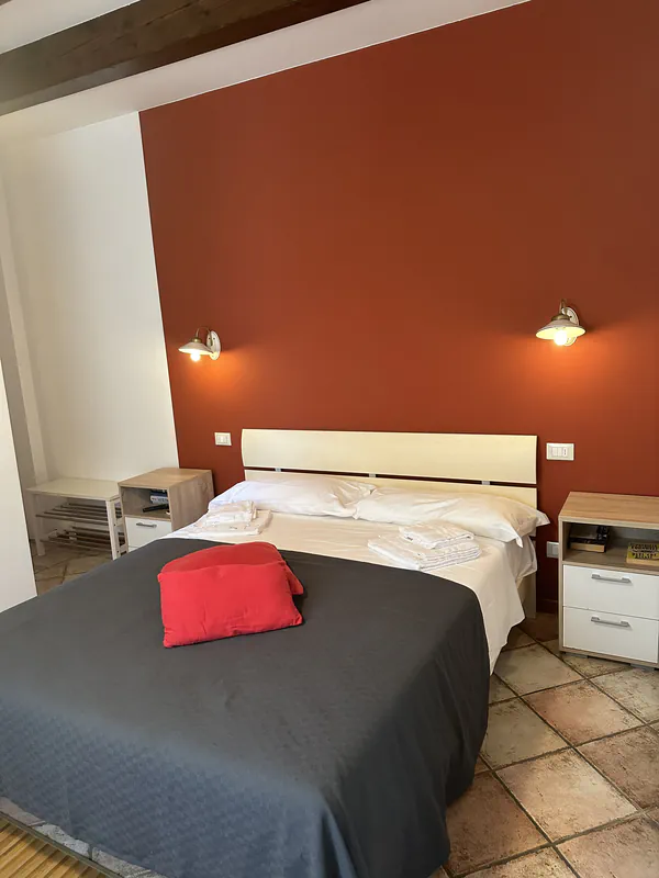 Camera del mini appartamento con letto matrimoniale presso l'agriturismo Al Buttasella a Lavariano di Mortegliano (UD).