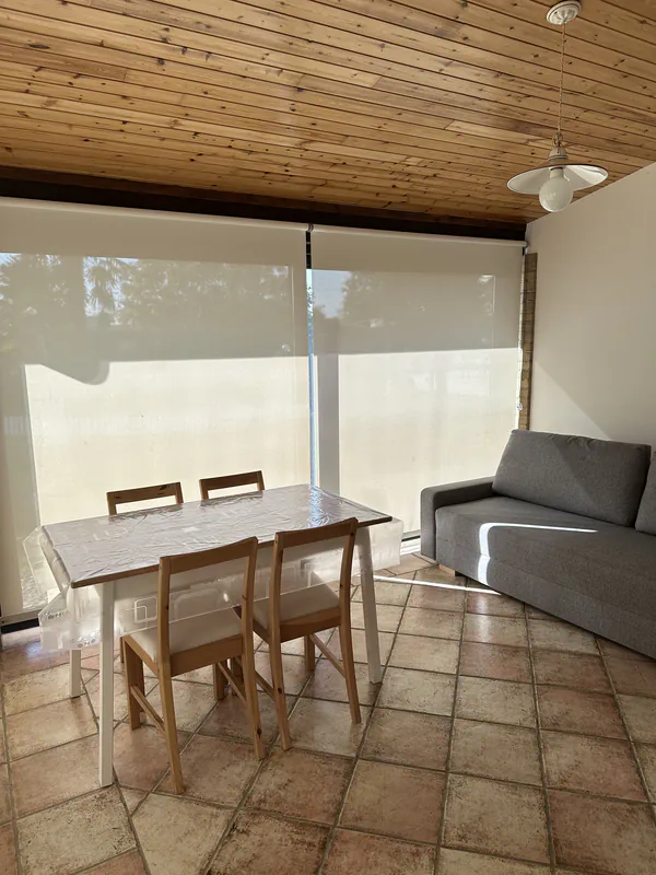 Soggiorno del mini appartamento con divano letto presso l'Agriturismo Al Buttasella a Lavariano di Mortegliano (UD).