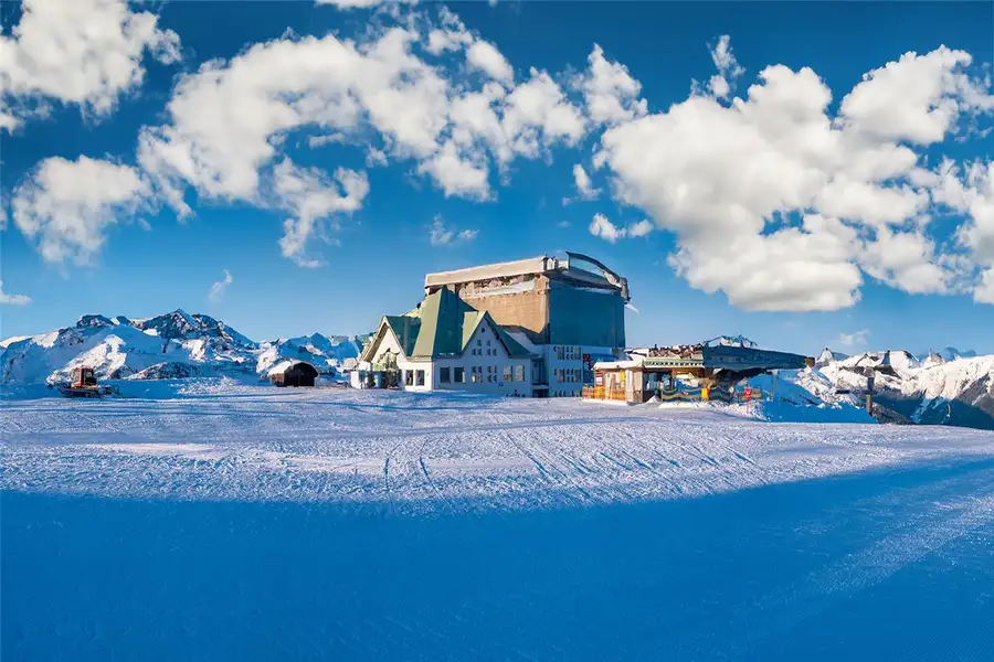 Monte Zoncolan innevato con piste sciistiche a pochi chilometri dall'Agriturismo Al Buttasella.