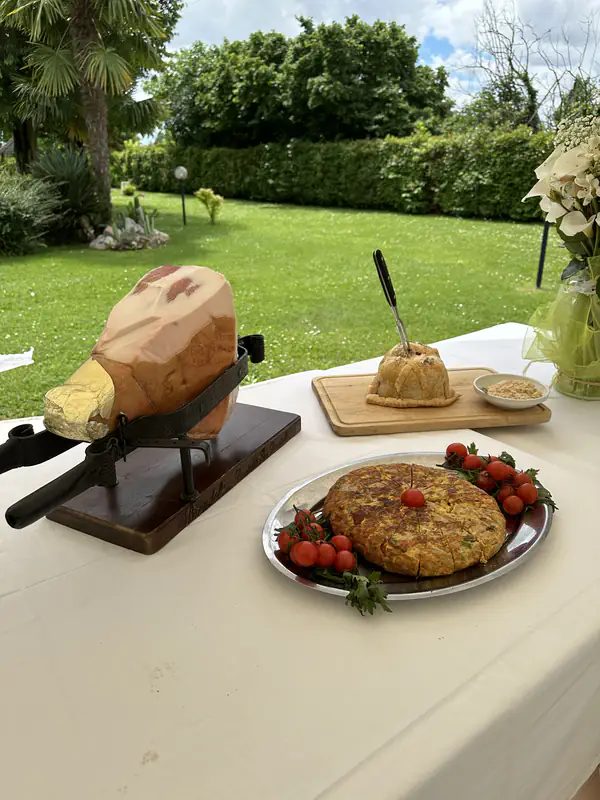 Prosciutto e frittatina dell'Agriturismo Al Buttasella con vista sul verde a Lavariano di Mortegliano (UD).