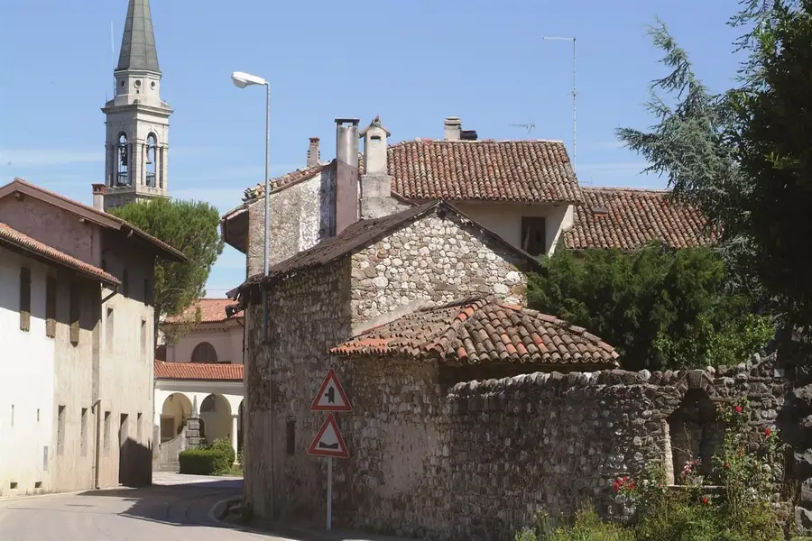 Paese rurale di Reana del Royale a pochi chilometri dall'Agriturismo Al Buttasella.