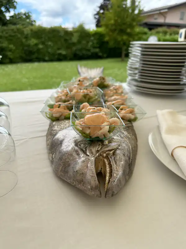 Stuzzichini di pesce dell'Agriturismo Al Buttasella con gamberetti e verdurine fresche a Lavariano di Mortegliano (UD).