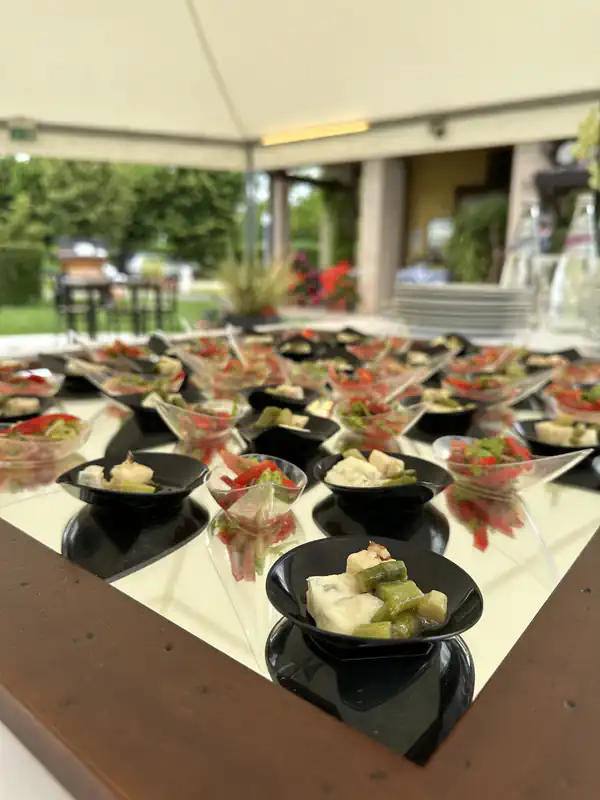 Stuzzichini estivi dell'Agriturismo Al Buttasella con formaggi e verdurine fresche a Lavariano di Mortegliano (UD).