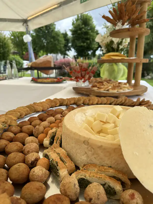 Stuzzichini fritti dell'Agriturismo Al Buttasella con formaggi e misticanza a Lavariano di Mortegliano (UD).