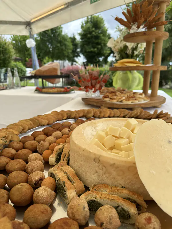Stuzzichini fritti dell'Agriturismo Al Buttasella con formaggi e misticanza a Lavariano di Mortegliano (UD).