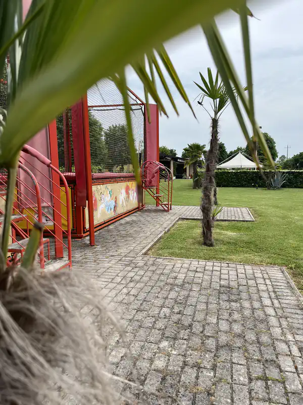 Giochi per bambini dell'Agriturismo Al Buttasella con trampolini elastici nel verde a Lavariano di Mortegliano (UD).