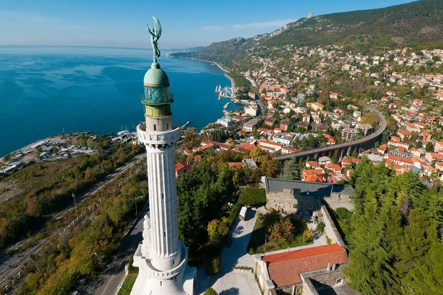Città di Trieste sul mare a pochi chilometri dall'Agriturismo Al Buttasella.