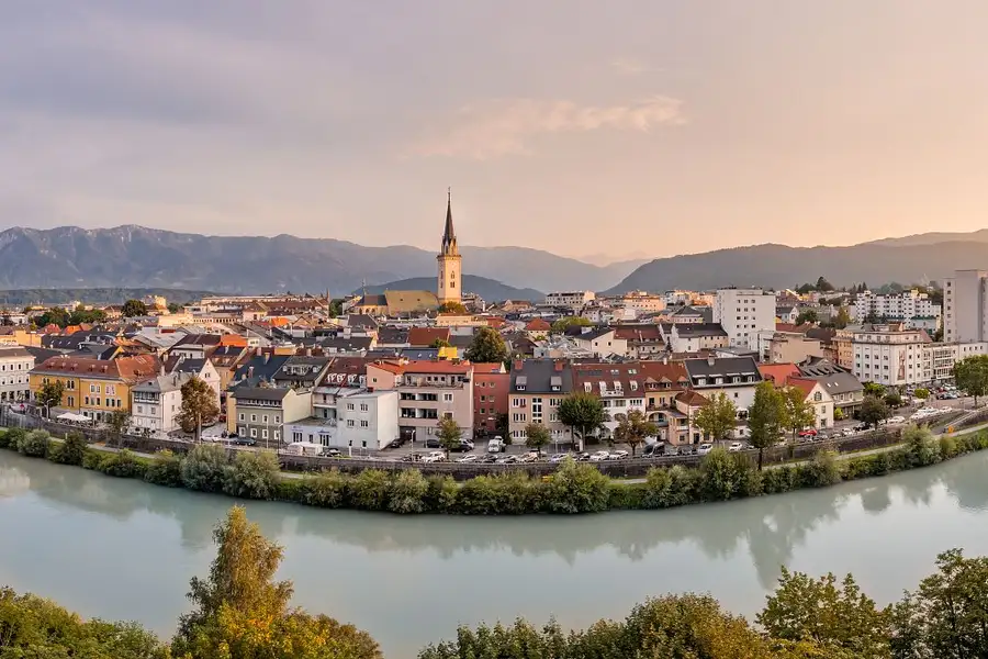 Città di Villaco in Austria circondata dal fiume a pochi chilometri dall'Agriturismo Al Buttasella.